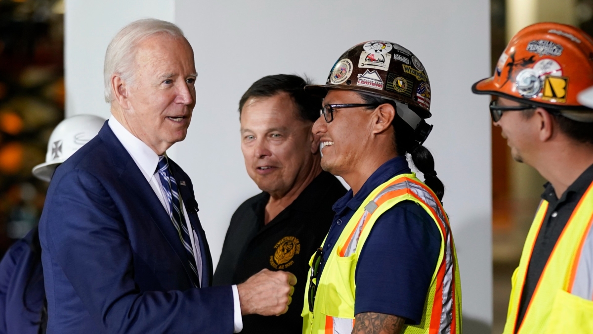 Biden Continues Tour of U.S. Chip Makers With Visit to New Plant in Arizona